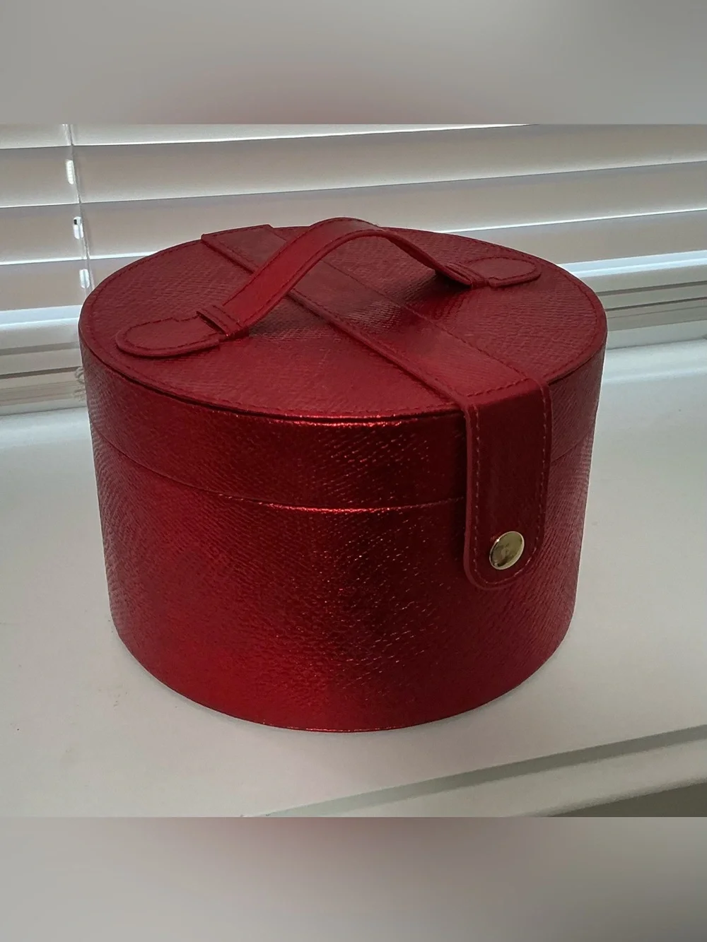 Elizabeth Arden Red Textured Round Makeup Case with Handle